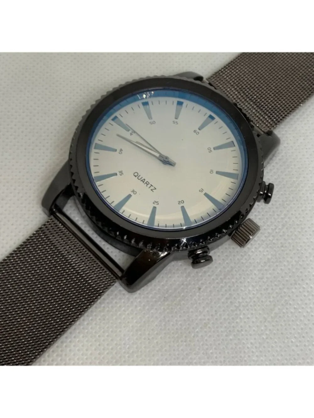 Men’s quartz analog watch black tone 49mm beige dial mesh band running